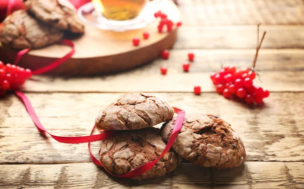 Lahodné čokoládové cookies s mašlí na dřevěný stůl, closeup — Stock fotografie