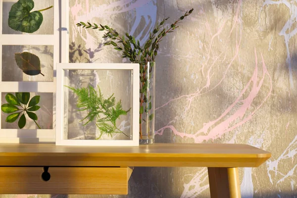 Biała ramka z zielonych liści na drewnianym stole — Zdjęcie stockowe
