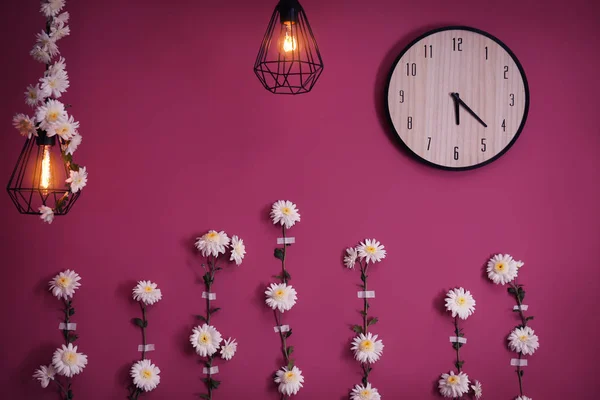 Lamps and wall decorated with flower garland — Stock Photo, Image