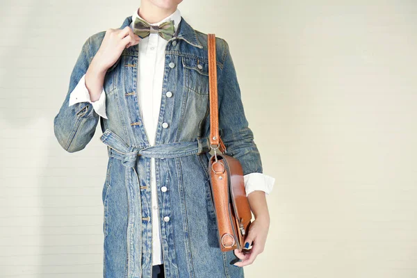 Moda kavramı. Açık renkli, closeup kahverengi çanta tutan genç kadın — Stok fotoğraf