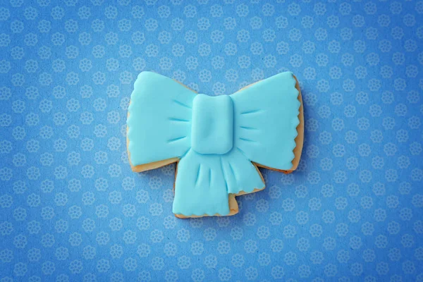 Baby cookie versierd met glazuur op kleur achtergrond — Stockfoto