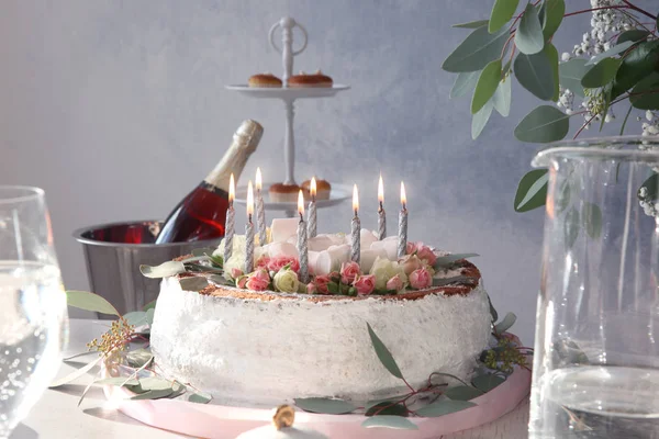 Mesa servida para jantar de aniversário na sala de estar — Fotografia de Stock