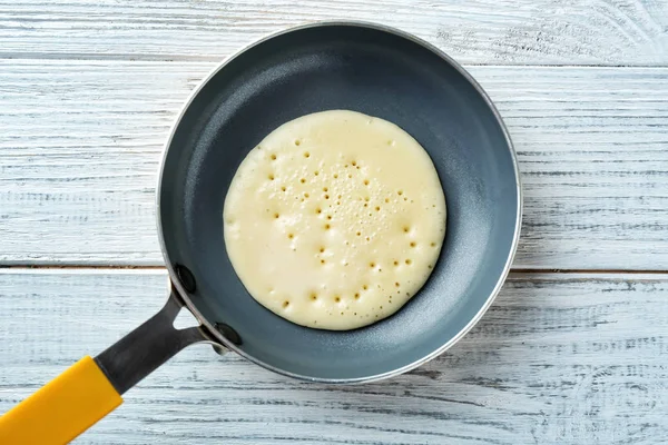 Zubereitung von Pfannkuchen auf Pfanne, von oben — Stockfoto