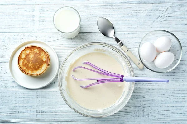 Ingredientes de preparação de panquecas, em fundo de madeira — Fotografia de Stock