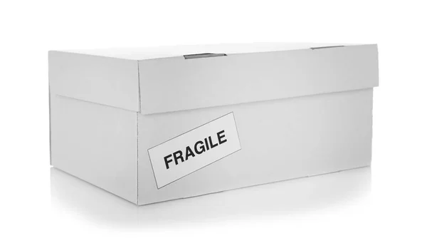 Картонна коробка на білому фоні — стокове фото