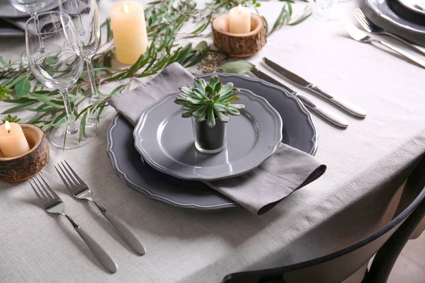 Mesa servida com plantas suculentas para jantar — Fotografia de Stock