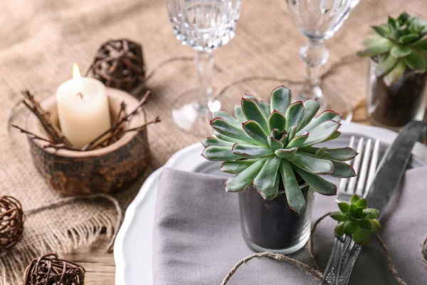 Tisch serviert mit Sukkulenten auf Teller — Stockfoto