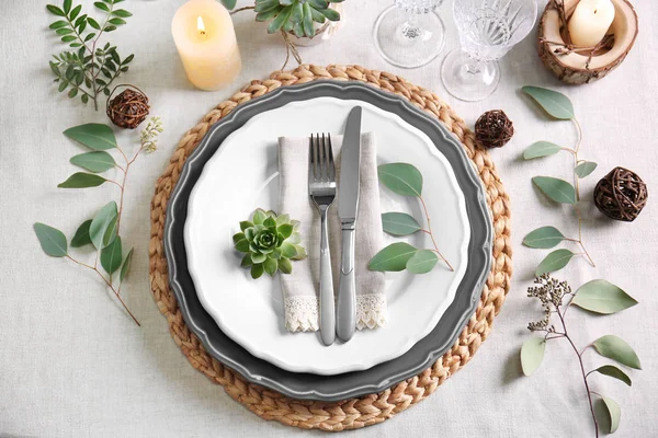 Tabel geserveerd met planten voor het diner — Stockfoto