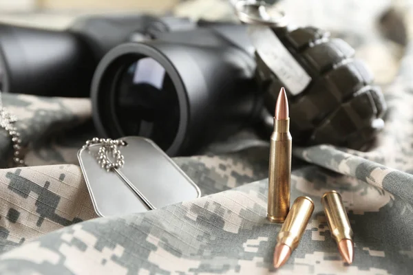 Conjunto militar em roupas de camuflagem — Fotografia de Stock