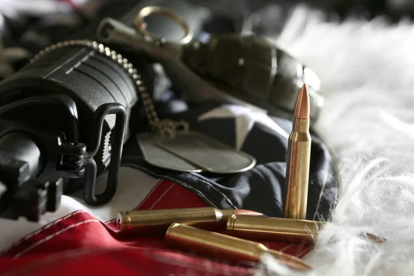 Conjunto militar em fundo de pele — Fotografia de Stock