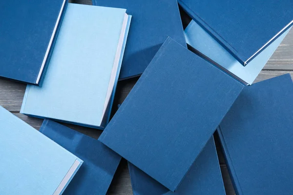 青いハードカバーの本の背景 — ストック写真