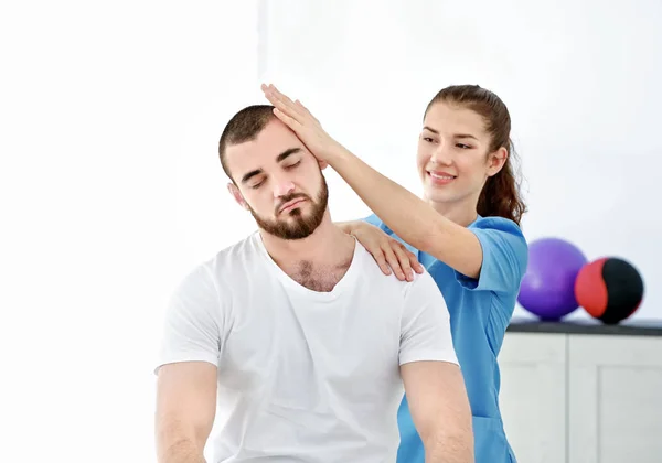 Physiothérapeute travaillant avec le patient à la clinique — Photo