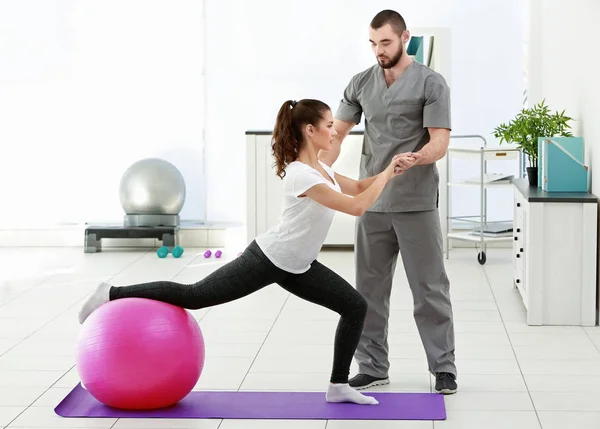 Fysiotherapeut werkt samen met patiënt in kliniek — Stockfoto