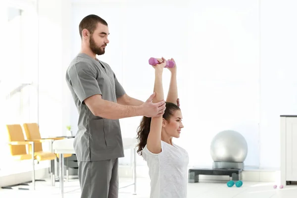 Physiotherapist working with patient in clinic — Stock Photo, Image