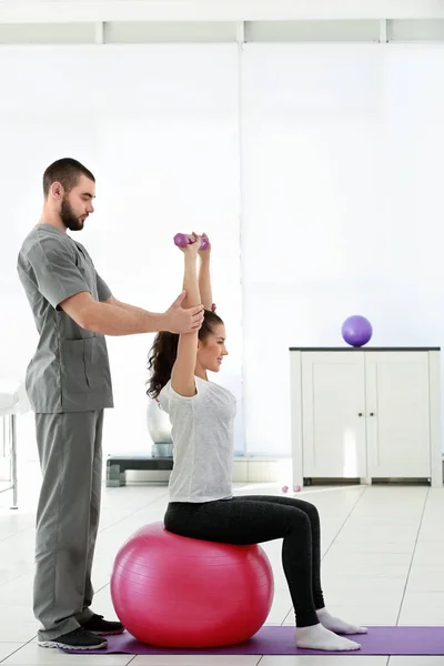 Fisioterapista che lavora con il paziente in clinica — Foto Stock
