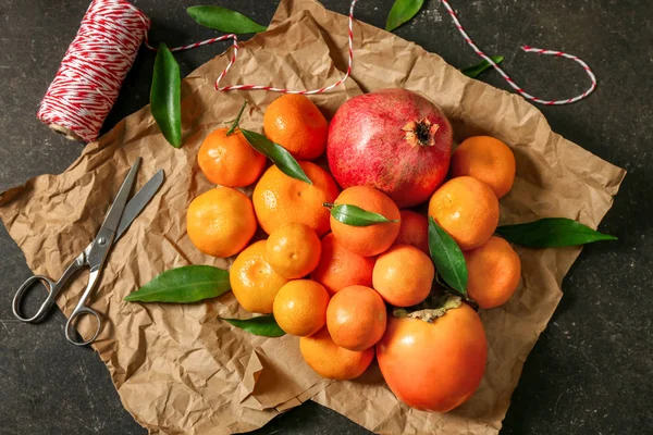 Uppsättning av tangeriner och juice frukt på omslagspapper — Stockfoto