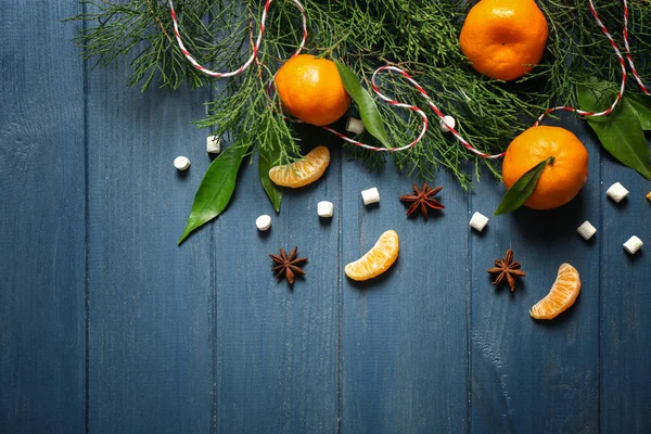 Sammansättning av tangerine, kryddor och barrträd grenar på trä bakgrund — Stockfoto