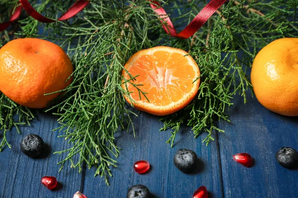 Composition of tangerine and coniferous branches, closeup — Stock Photo, Image