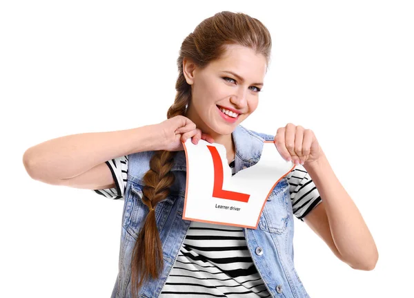 Junge Frau zerreißt Fahrschüler-Schild auf weißem Hintergrund — Stockfoto