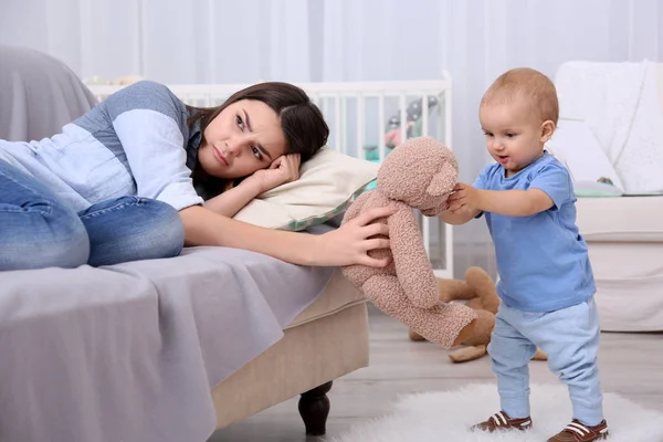 Jeune femme déprimée avec bébé mignon à la maison — Photo