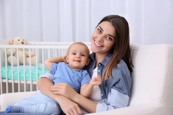 Wanita muda cantik dengan bayi lucu di rumah — Stok Foto