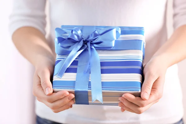 Vrouwelijke handen met de doos van de gift, close-up — Stockfoto