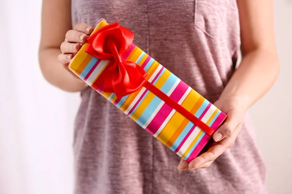 Vrouwelijke handen met de doos van de gift, close-up — Stockfoto