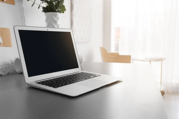 Tempat kerja yang nyaman dengan laptop di kantor — Stok Foto