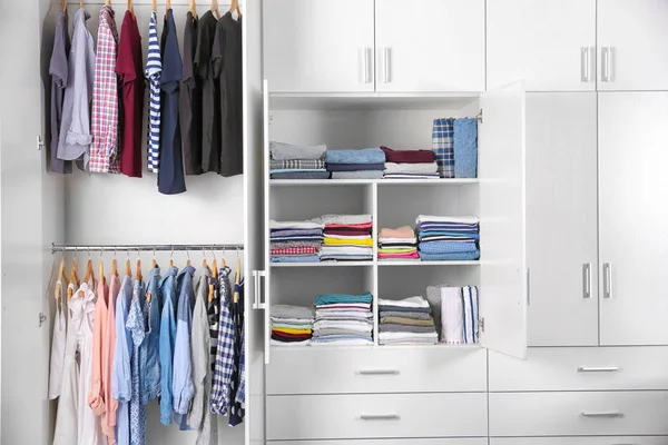 Armario con ropa diferente en casa — Foto de Stock