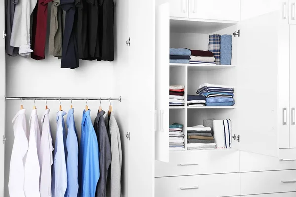 Roupeiro com roupas diferentes em casa — Fotografia de Stock