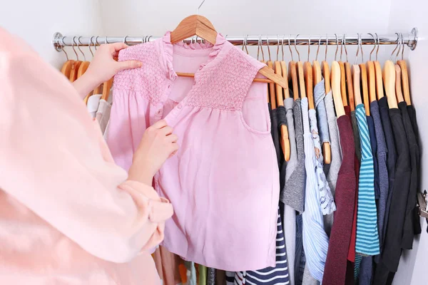 Primer plano de la mujer que elige la ropa — Foto de Stock