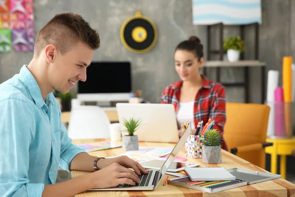 Zwei junge Designer am Arbeitsplatz — Stockfoto