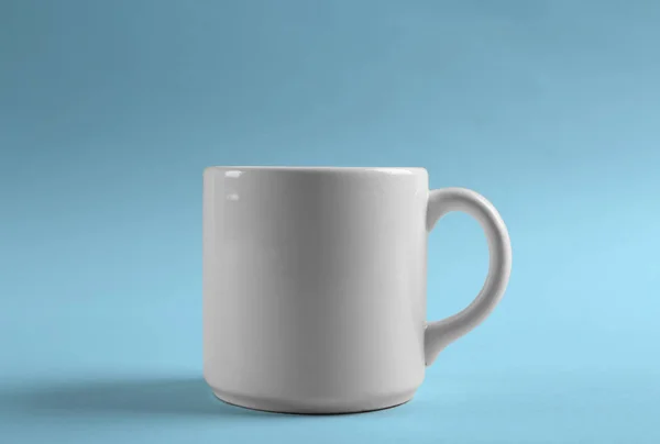 Blank ceramic cup on color background — Stock Photo, Image