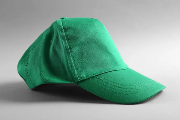 灰色の背景に空白緑野球帽 — ストック写真
