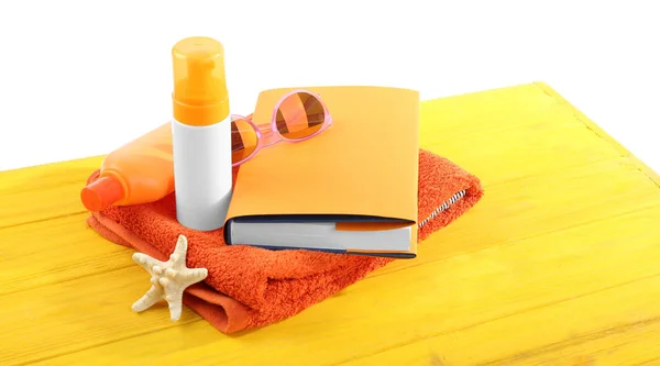 Concepto de vacaciones. Libro y equipo de playa sobre mesa de madera amarilla — Foto de Stock