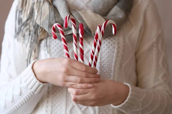 Žena držící vánoční cukroví hole v ruce — Stock fotografie
