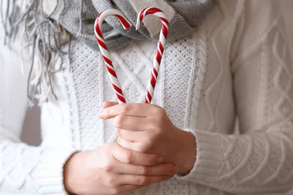 Žena držící vánoční cukroví hole v ruce — Stock fotografie