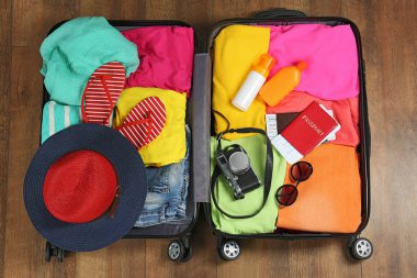 Ahşap arka plan üzerinde ayarla Gezgin ile açık bavul