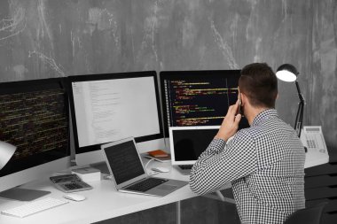 Ofiste çalışan yakışıklı genç programcı