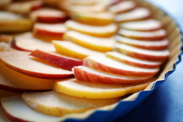 Tarte aux pommes maison crue, gros plan — Photo