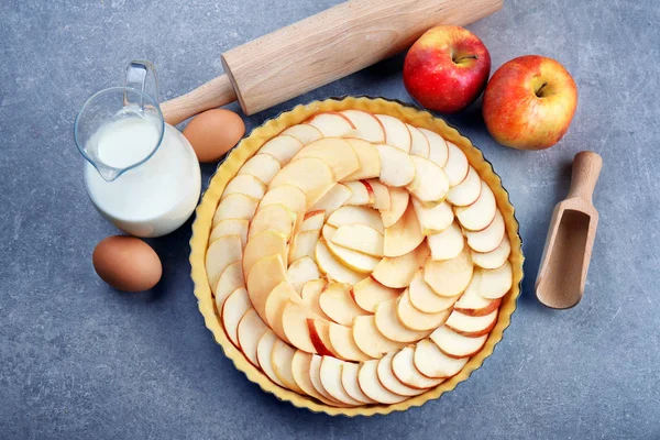 Torta de maçã caseira na cozinha — Fotografia de Stock