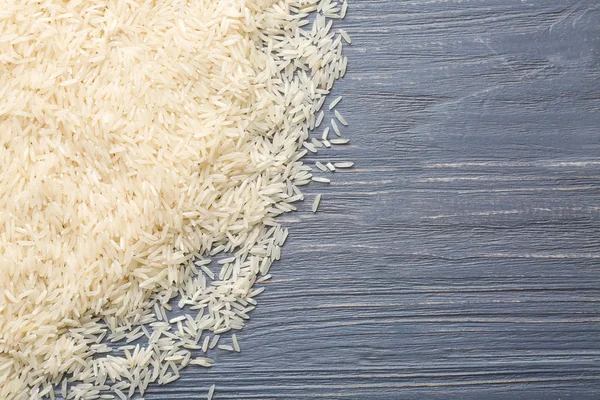 Arroz de grão branco no fundo de madeira — Fotografia de Stock