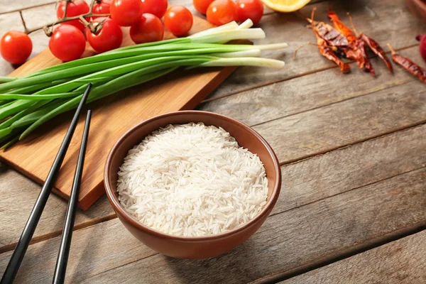 Reis und andere Produkte auf Holztisch — Stockfoto