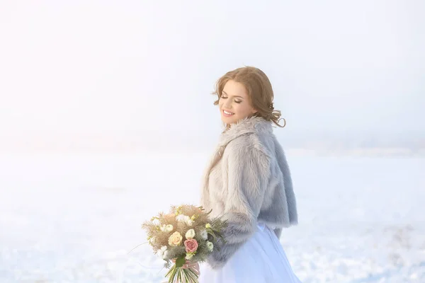 Indah pengantin dengan buket di luar ruangan pada hari musim dingin — Stok Foto