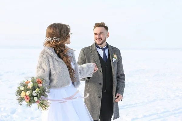 Happy wedding couple outdoors on winter day — Stock Photo, Image