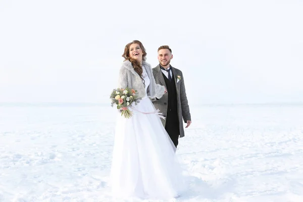 Joyeux couple de mariage en plein air le jour d'hiver — Photo