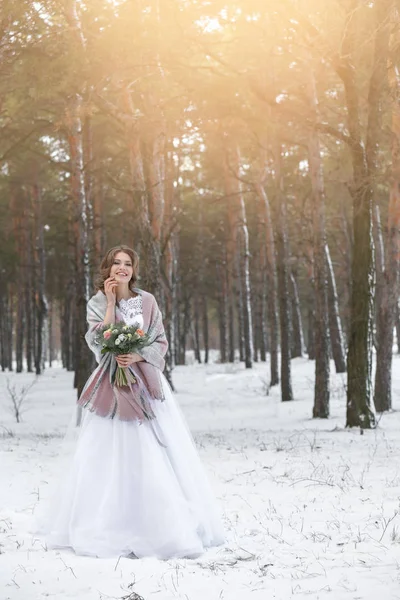 Gyönyörű menyasszony csokor kint a téli nap — Stock Fotó