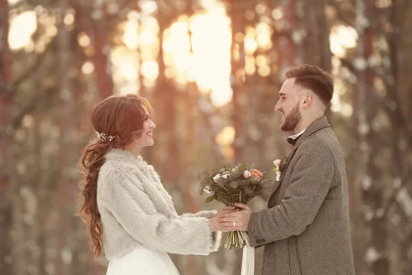 Joyeux couple de mariage en plein air le jour d'hiver — Photo