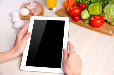 Kadın tablet ve malzemeler ile 