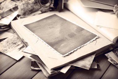 Ahşap masa üzerinde eski fotoğrafları